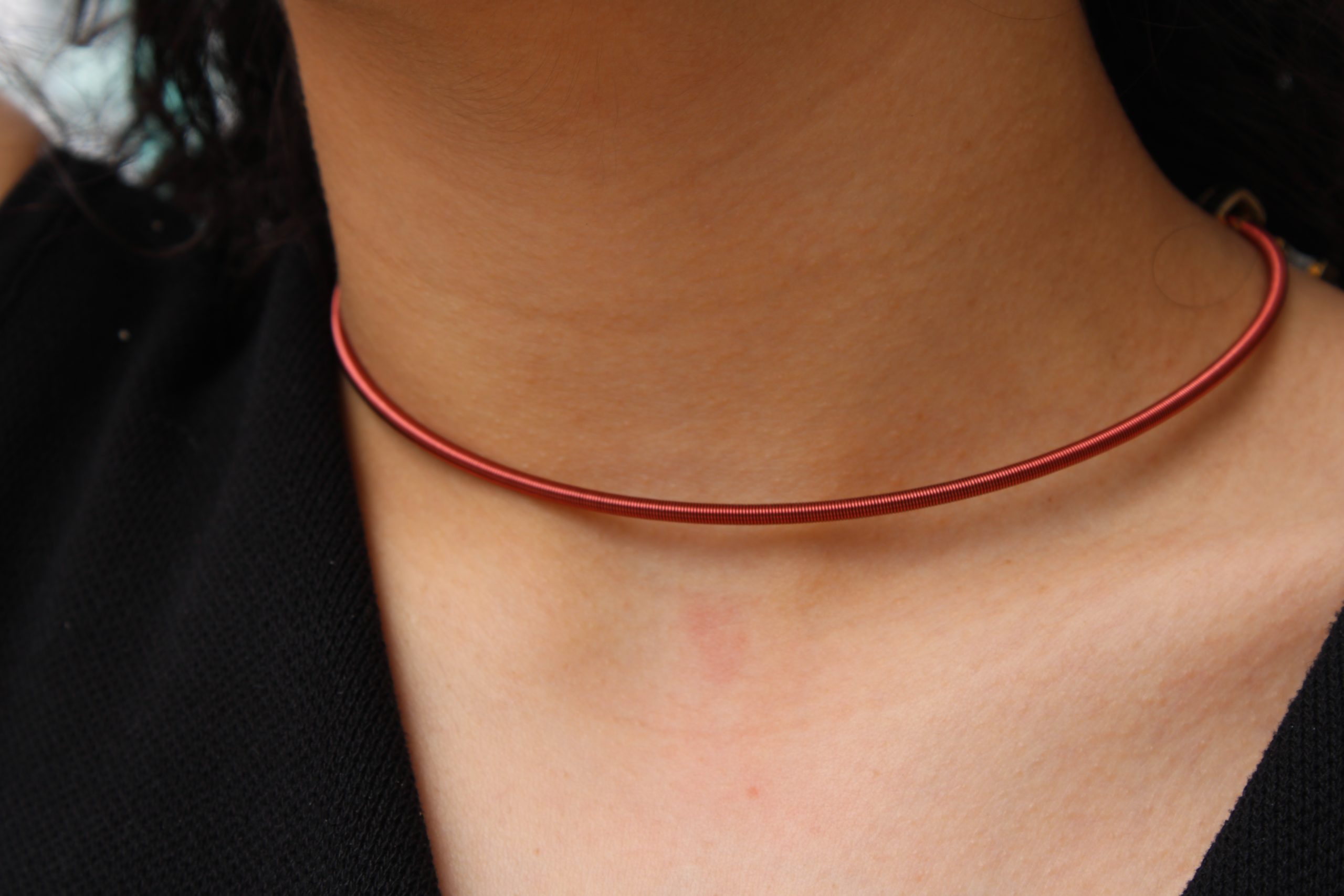 Κόκκινη Βέργα Κολιέ – minimal, Ανθεκτική & Ευέλικτη