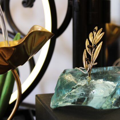 Γούρι Κλαδί Ελιάς με Γαλαζοπράσινο Σμιλευμένο Γυαλί