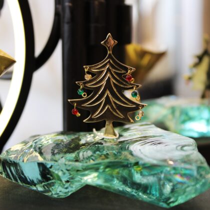 Γούρι Χριστουγεννιάτικο Δέντρο με Γαλαζοπράσινο Σμιλευμένο Γυαλί